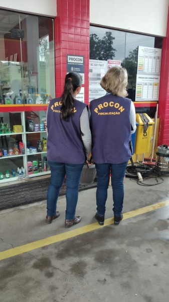 Fiscaliza&ccedil;&atilde;o do Procon de Tubar&atilde;o constata que a maioria dos postos n&atilde;o est&aacute; de acordo com a determina&ccedil;&atilde;o do governo federal. – Foto: Decreto