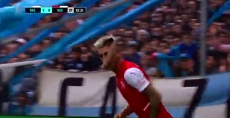 Peixe foi arremessado da arquibancada e atingiu o rosto do jogador 