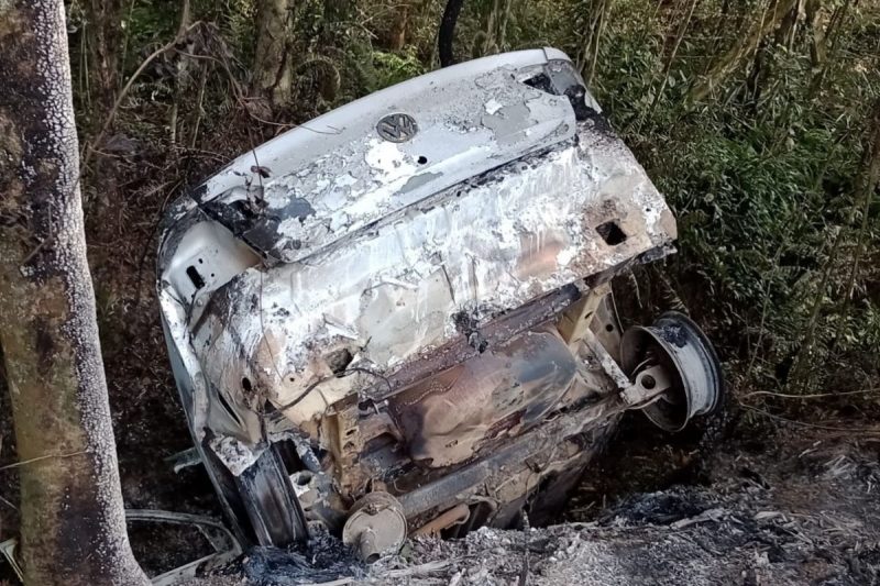 Carro ainda estava em chamas quando os bombeiros chegaram – Foto: CBM/Divulga&ccedil;&atilde;o