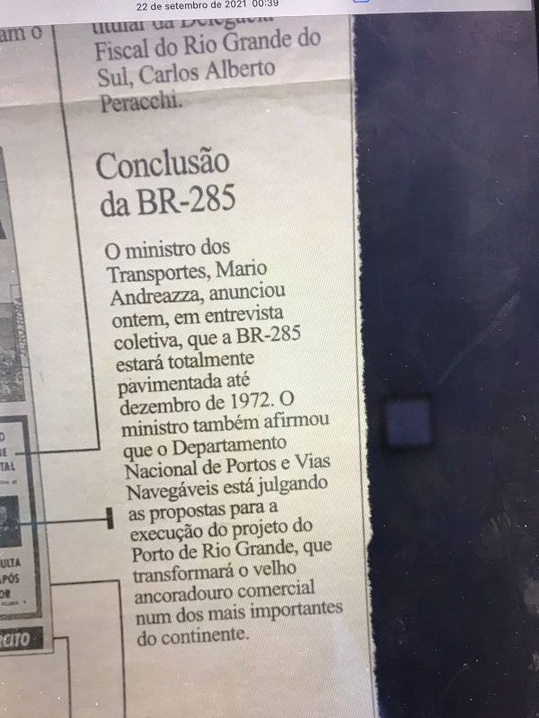 O recorte de um jornal ga&uacute;cho revela 50 anos de atraso em obra que depende atualmente de apenas oito quil&ocirc;metros para ficar pronta. – Foto: Grupo Mobiliza&ccedil;&atilde;o BR/285