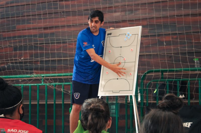 Reginaldo Valdir Vieira com as atletas durante treino do Sanrosé – Foto: Facebook/Reprodução/ND