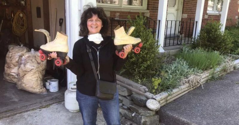 Ren&eacute;e mostra os patins que comprou e que haviam sido seus h&aacute; 40 anos – Foto: Reprodu&ccedil;&atilde;o