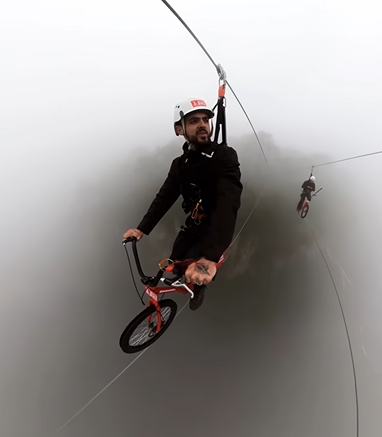 Experi&ecirc;ncia cheia de adrenalina acontece a 120 metros de altura e cruza penhasco na na Cascata do Avencal, em Urubici – Foto: Reprodu&ccedil;&atilde;o/V&iacute;deo Instagram/ND