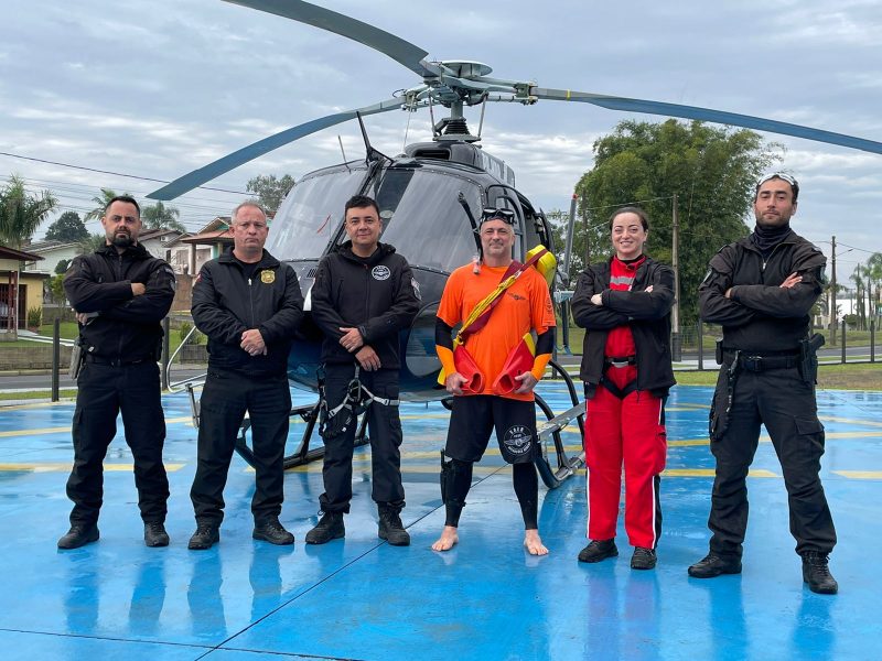 Equipe respons&aacute;vel pelo resgate em Balne&aacute;rio Rinc&atilde;o – Foto: Saer e Sarasul/Divulga&ccedil;&atilde;o/ND
