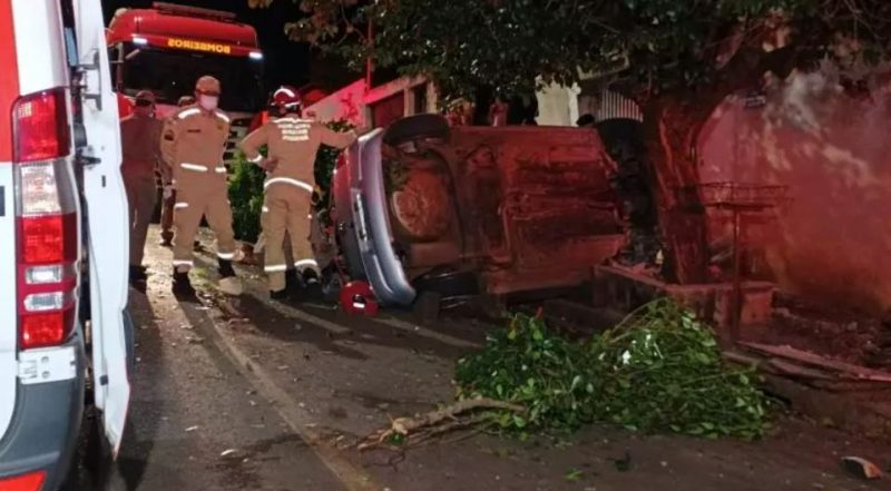 Homem capotou o ve&iacute;culo ap&oacute;s perder o controle da dire&ccedil;&atilde;o e atingir um muro e &aacute;rvore – Foto: Lucas de Jesus/RICtv/Reprodu&ccedil;&atilde;o/ND