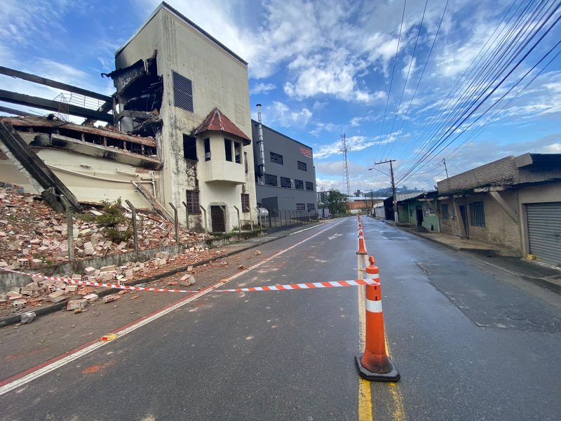 Rua Pomerode, no bairro Salto do Norte, &eacute; interditada por risco de desabamento ap&oacute;s inc&ecirc;ndio – Foto: Mois&eacute;s Stuker/NDTV