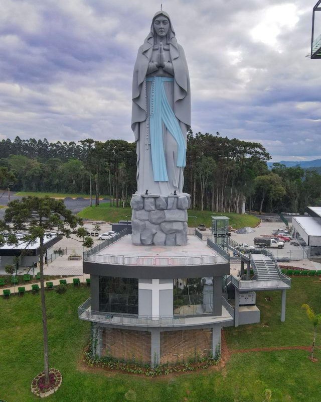 Est&aacute;tua de Nossa Senhora tem 40 metros de altura e &eacute; a principal atra&ccedil;&atilde;o do espa&ccedil;o – Foto: Divulga&ccedil;&atilde;o/Santu&aacute;rio Nossa Senhora do Louvor/ND