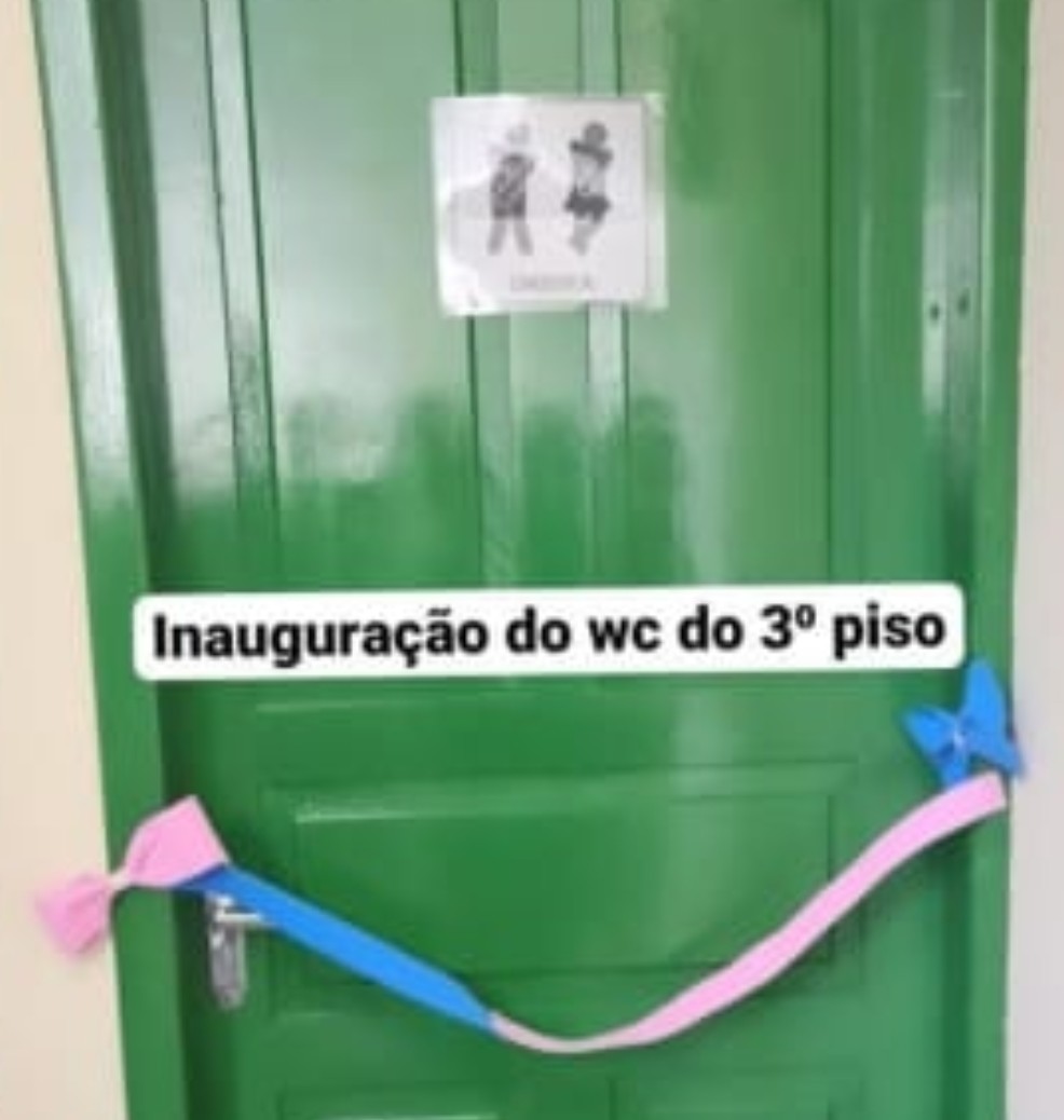 Escola de Blumenau inaugurou banheiro unissex em 2022, mas retirou a placa após polêmicaFoto: Reprodução/Internet/ND