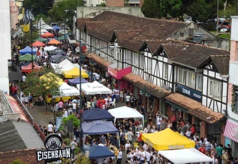 Stammtisch na Rua XV de Novembro, em Blumenau, est&aacute; de volta neste ano – Foto: Jaime Batista/Divulga&ccedil;&atilde;o/ND