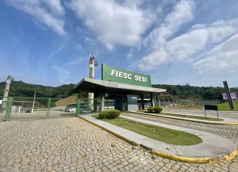 Professor do SESI VÍDEO: Professor do SESI é demitido após agredir aluno em piscina em SC