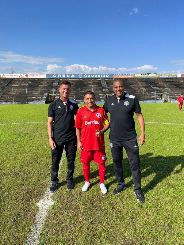 Meia Iarley entre o Presidente Ion e o tesoureiro do Master, M&aacute;rcia – Foto: Figueirense Master/ND