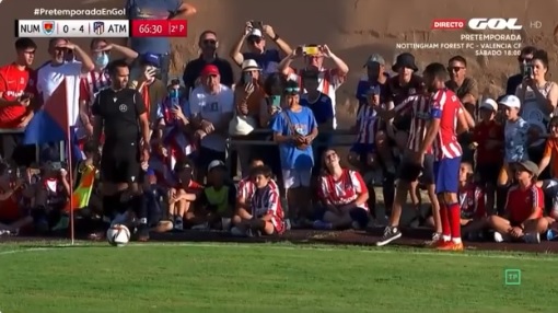 VÍDEO: Amistoso na Espanha tem goleiro jogando de atacante e