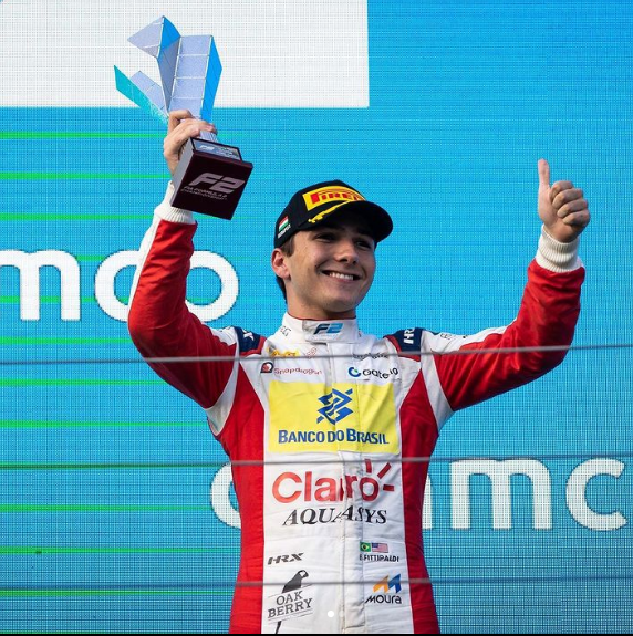 Neto do campe&atilde;o Emerson Fitipaldi, Enzo chegou em terceiro na F&oacute;rmula 2 – Foto: Internet