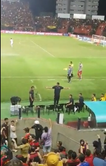 Lisca Doido abre os bra&ccedil;os ap&oacute;s ser encharcado com copo de cerveja – Foto: Internet/Divulga&ccedil;&atilde;o/ND