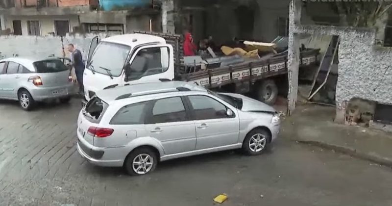 Caminh&atilde;o perde o controle e invade casa de r&eacute; em Florian&oacute;polis – Foto: Reprodu&ccedil;&atilde;o/NDTV RecordTV