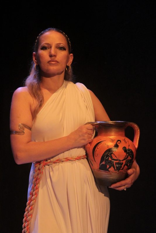 Em 2012, atuando na estreia do espet&aacute;culo “Um Deus Dormiu L&aacute; em Casa” – Foto: Iur Gomez/Divulga&ccedil;&atilde;o/ND