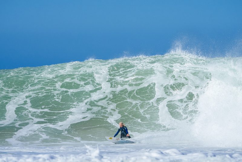 JEFFREYS BAY, EASTERN CAPE, SOUTH AFRICA – A surfista brasileira Tatiana Weston-Webb escalou os pared&otilde;es de J-Bay para ficar com o t&iacute;tulo da etapa e somar 10 mil pontos no ranking – Foto: World Surf League/alan-van-gysen