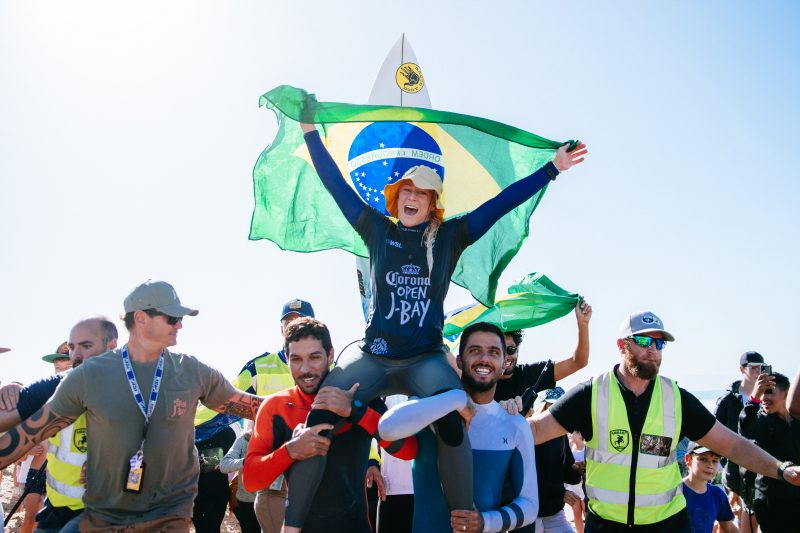 JEFFREYS BAY, EASTERN CAPE, SOUTH AFRICA – A brasileira Tatiana Weston-Webb ficou com o t&iacute;tulo da etapa e pulou para a terceira posi&ccedil;&atilde;o no ranking feminino – Foto: World Surf League/Beatriz Ryder