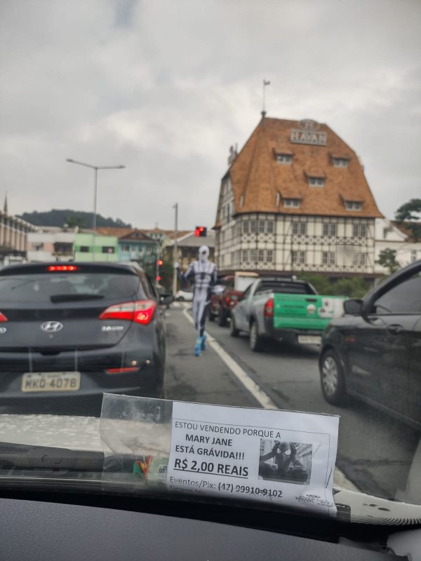 Homem-Aranha de Blumenau faz sucesso vendendo balas. – Foto: Franciele Cardoso/ND