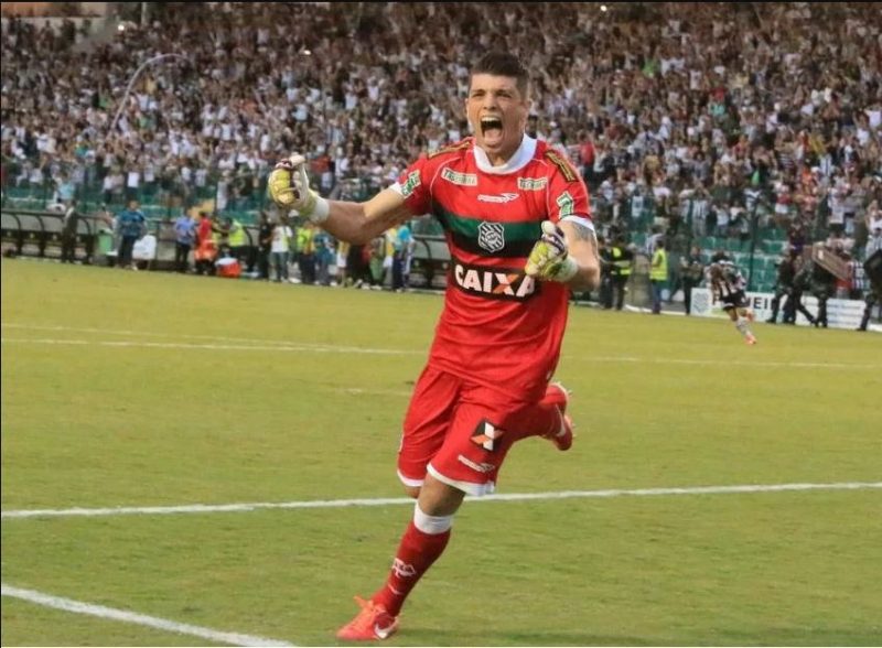 Tiago Volpi com a camisa do Figueirense