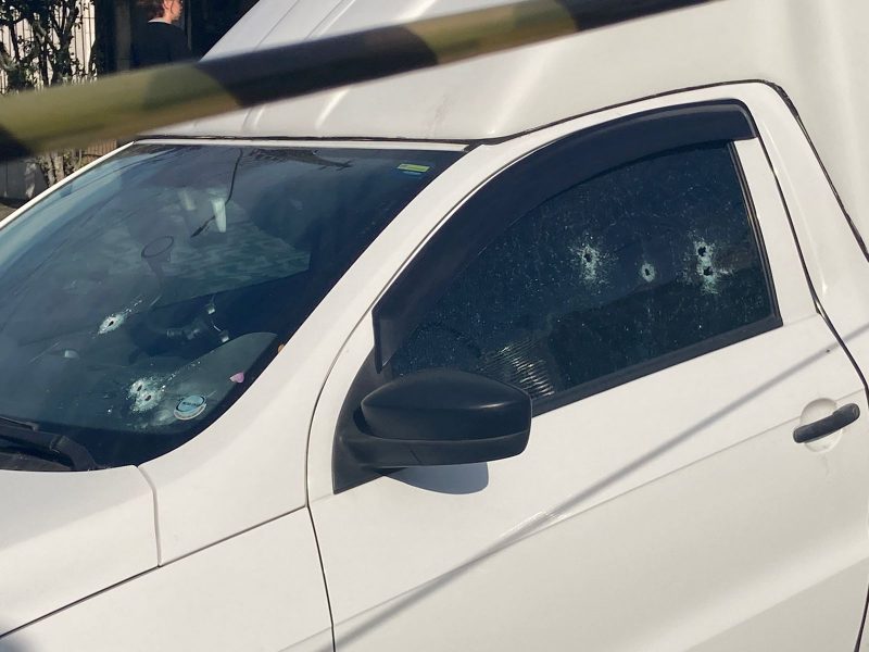 Pelo menos sete disparos de arma de fogo atingiram o ve&iacute;culo da v&iacute;tima – Foto: Osvaldo Sagaz/NDTV