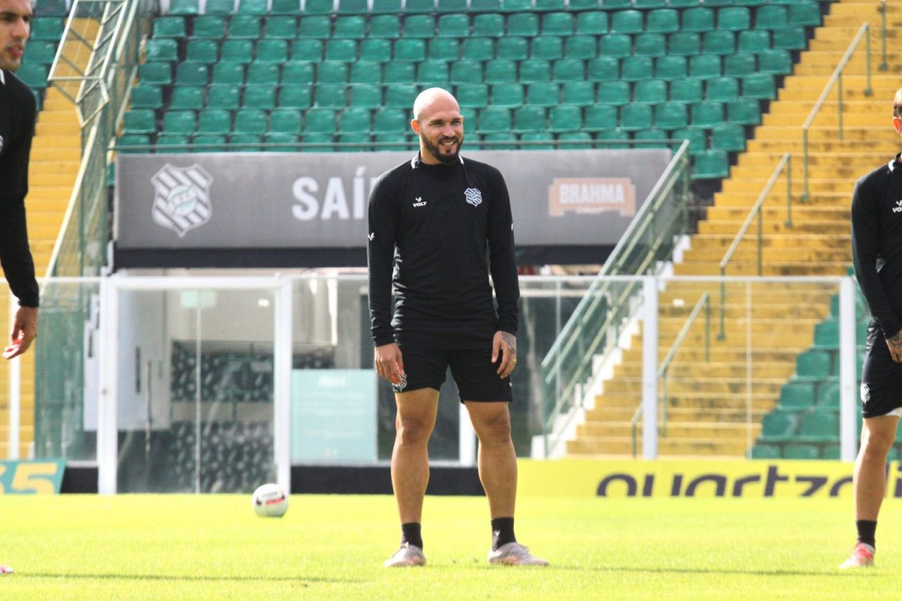 Tito é apresentado pelo Figueirense: 'se tivesse que jogar agora, já  estaria pronto