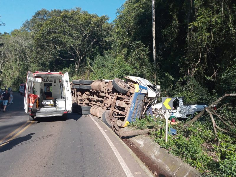 Caminh&atilde;o tomba sobre dois carros em Planalto Alegre – Foto: SaerFron/ND