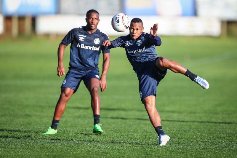 Sob o comando de Roger Machado, os jogadores aprimoraram alguns atributos táticos no CT Água Amarela, que contou com portões fechados, o que não impediu que os torcedores observassem a preparação. – Foto: Lucas Uebel/Grêmio/ND