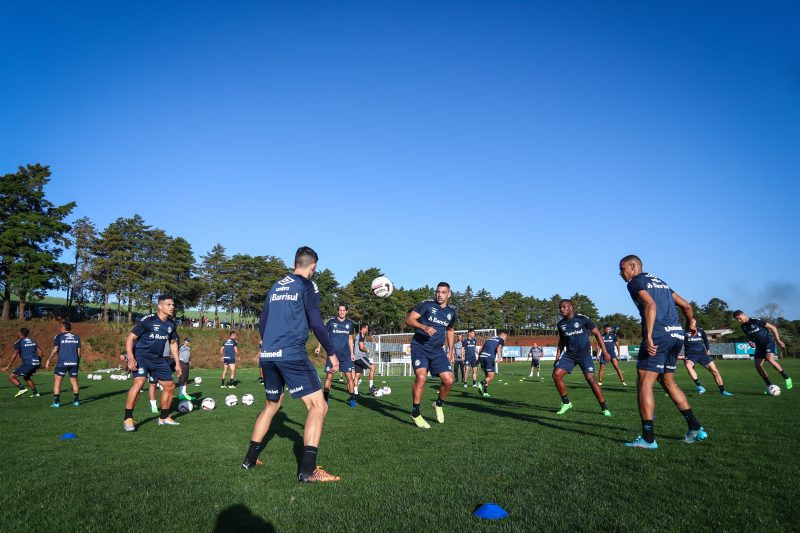 Já o zagueiro Pedro Geromel, relacionado e treinou, é dúvida após deixar o jogo contra a Ponte Preta com dores musculares. – Foto: Lucas Uebel/Grêmio/ND