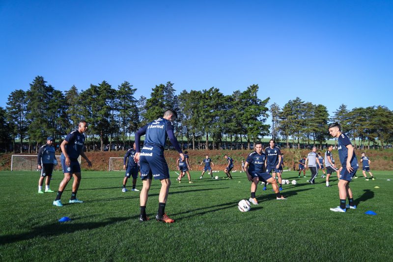 Vindo de triunfo por 2 a 1 sobre a Macaca, o Grêmio é o vice-líder da Série B após 20 partidas disputadas e soma 36 pontos. Com 22, a Chapecoense ocupa a 14ª posição na tabela. – Foto: Lucas Uebel/Grêmio/ND