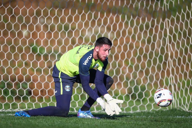 Desde que chegou em Chapecó, o Grêmio tem sido calorosamente recepcionado pelo seu torcedor no hotel e a torcida gremista promete lotar a ala visitante para o jogo. – Foto: Lucas Uebel/Grêmio/ND