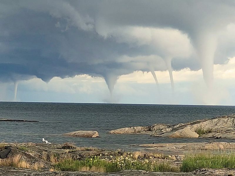 Imagem divulgada pela Guarda Costeira Finlandesa mostra v&aacute;rias trombas d&rsquo;&aacute;gua em simult&acirc;neo, sobre o mar &mdash; Foto: Reprodu&ccedil;&atilde;o/ND