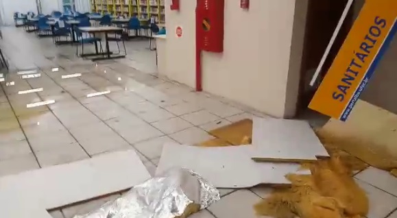 Biblioteca da UFSC ficou alagada ap&oacute;s fortes chuvas. Atividades foram retomadas – Foto: Divulga&ccedil;&atilde;o/ND