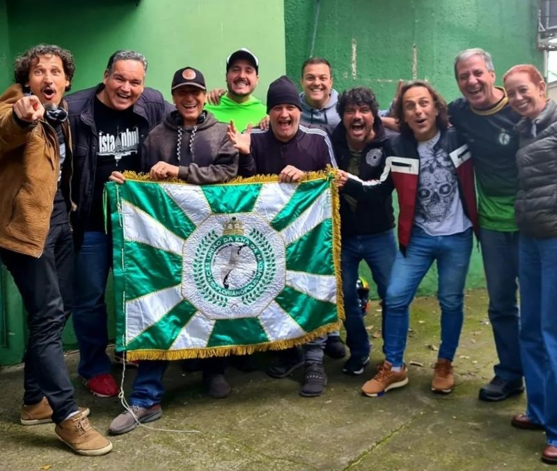 Diretores da Uni&atilde;o da Ilha da Magia e a banda Dazaranha, homenageada com o enredo vencedor de 2023 – Foto: Divulga&ccedil;&atilde;o/ND