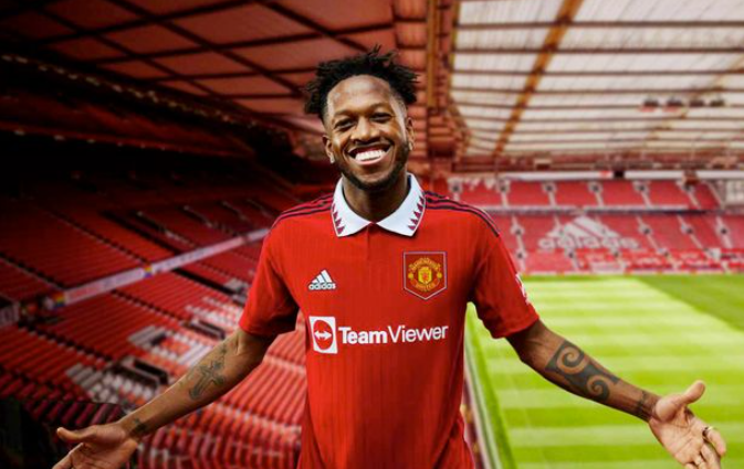 Fred &eacute; todo alegria na imagem – Foto: Manchester United/Divulga&ccedil;&atilde;o