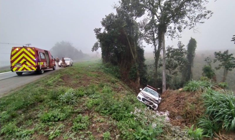 viatura da polícia Militar foi parar em uma valeta