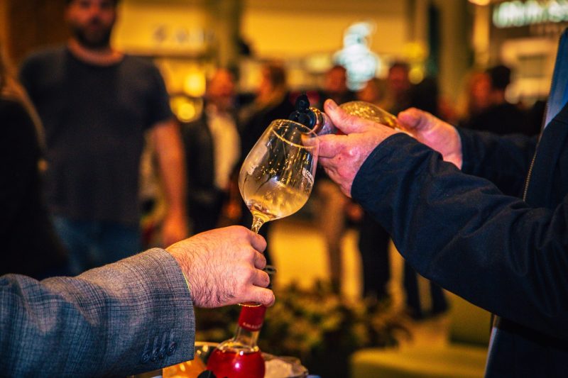 “Trabalho duro” se resume a saborear vinhos e acompanhamentos – Foto: Divulga&ccedil;&atilde;o/ND