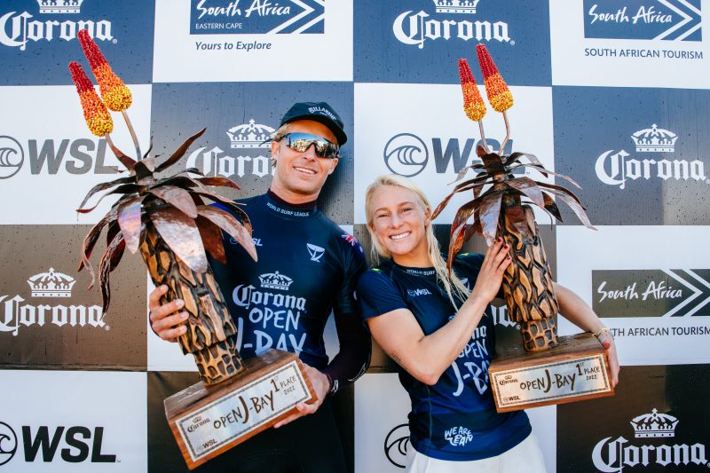 o surfista australiano Ethan Ewing e a brasileira Tatiana Weston-Webb, os campe&otilde;es do Open J-Bay – Foto: World Surf League/ND