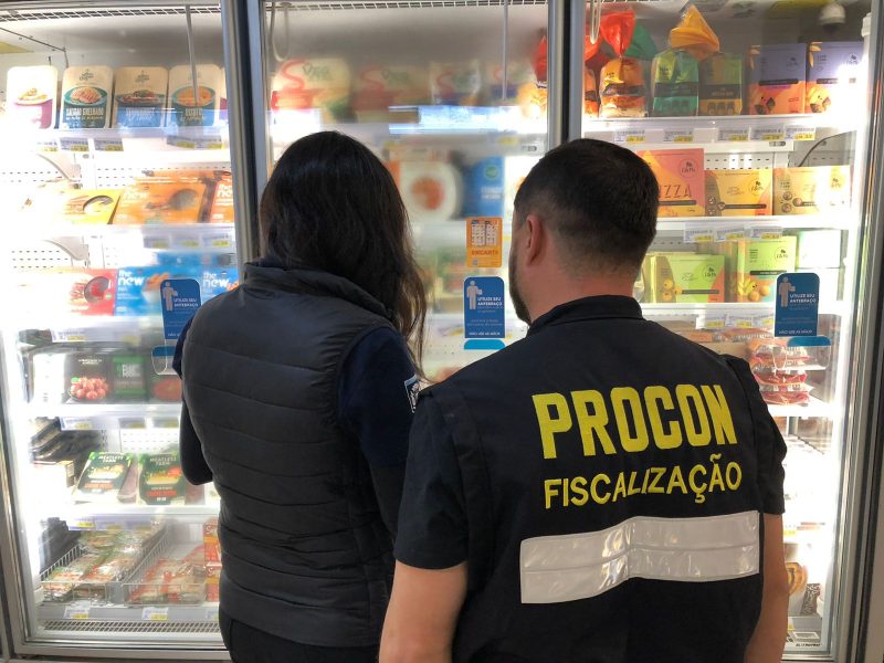 Os produtos irregulares dos supermercados foram apreendidos e descartados – Foto: PMF/Divulga&ccedil;&atilde;o/ND