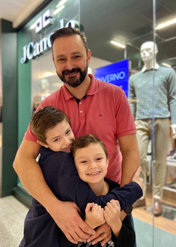 O banc&aacute;rio Erwin Muller, 40 anos, com os filhos Igor, 10, e Felipe, 7 – Foto: Divulga&ccedil;&atilde;o/Itaja&iacute; Shopping