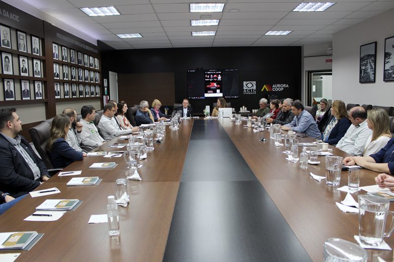 Apresenta&ccedil;&atilde;o do projeto do ramal da Ferroeste foi um dos assuntos da reuni&atilde;o – Foto: MB Comunica&ccedil;&atilde;o/ND