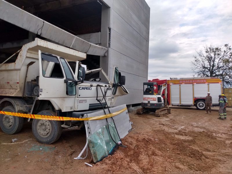 V&iacute;tima foi retirada da cabine em estado est&aacute;vel – Foto: Bombeiros Militares/Reprodu&ccedil;&atilde;o/ND