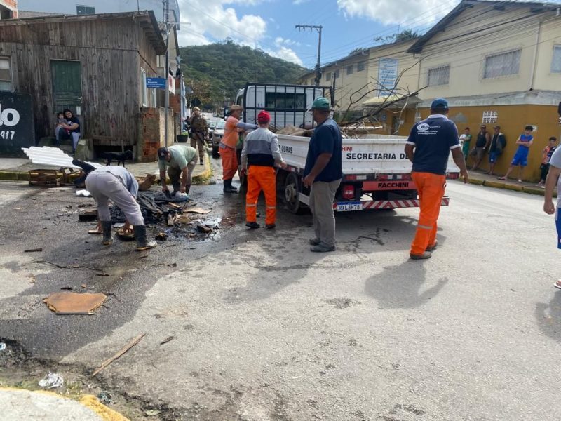 Moradores impediram a sa&iacute;da do fiscal da &Aacute;guas de Cambori&uacute; – Foto: Reprodu&ccedil;&atilde;o/ND