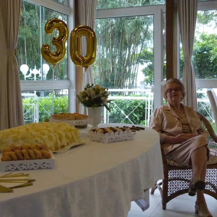 Dona Maria Inês Curcio Simas (dona Zica), fundadora e moradora da residência, comemora os 30 anos de história &#8211; Foto: Fotos/Divulgação