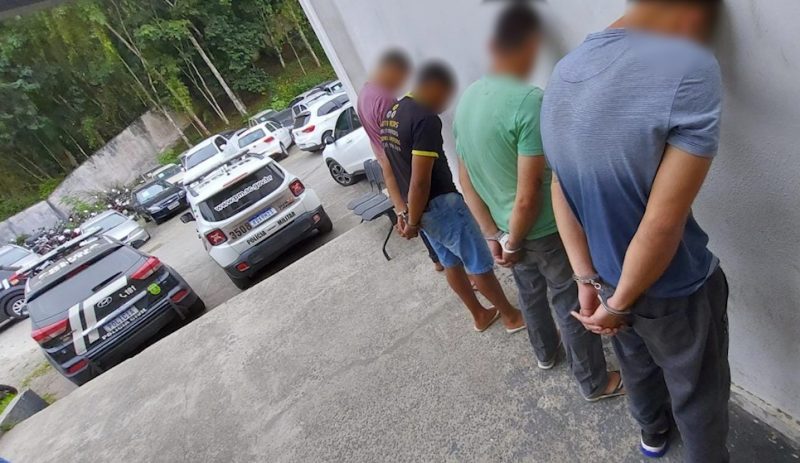 The four prisoners were sent to the police station along with mobile phones, computers, laptops and stolen parts.  Photo: Disclosure/Civil Police/ND