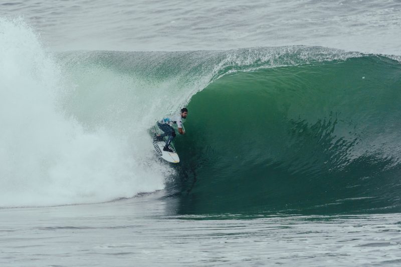 Ian Gouveia garantiu uma vaga na segunda fase do Maui and Sons Arica Pro Tour – Foto: Kemichh/WSL