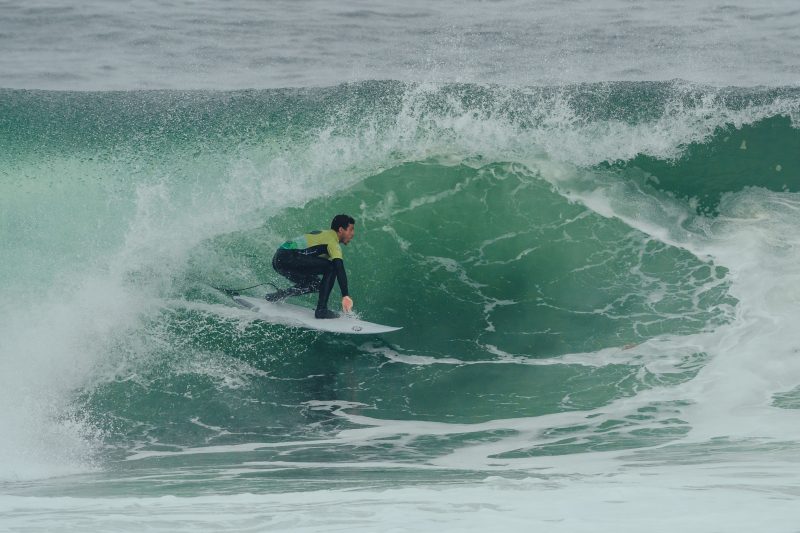 O brasileiro Pedro Amorim conseguiu a melhor nota do primeiro dia, 8,33 nos tubos de El Gringo – Foto: Kemichh/WSL