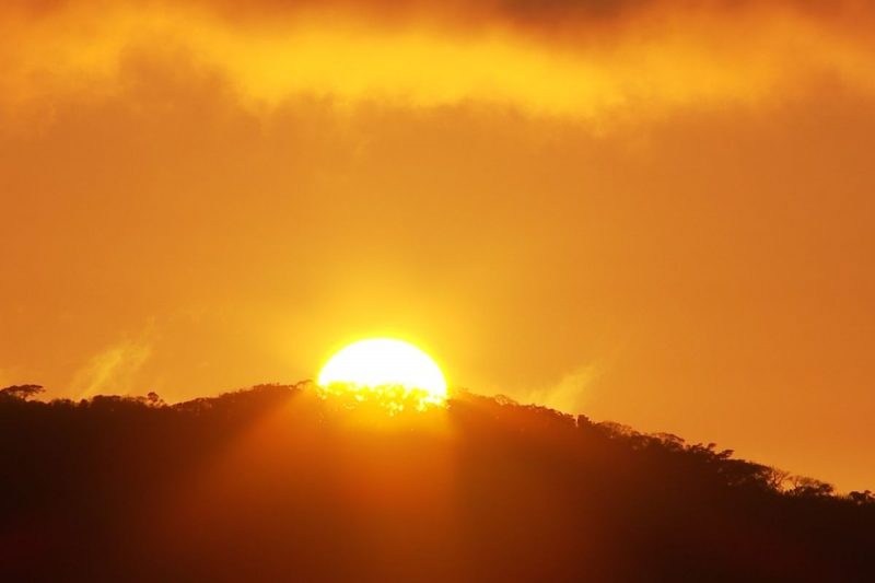 O rep&oacute;rter cinematogr&aacute;fico Claudionir fez capturas do sol surgindo atr&aacute;s do pico de um morro – Foto: Claudionir Silva/NDTV