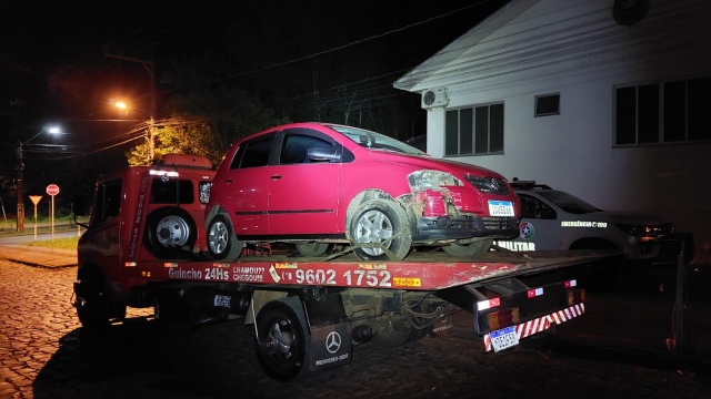Carro furtado foi apreendido – Foto: Marcos Lewe/R&aacute;dio 103 FM/ND