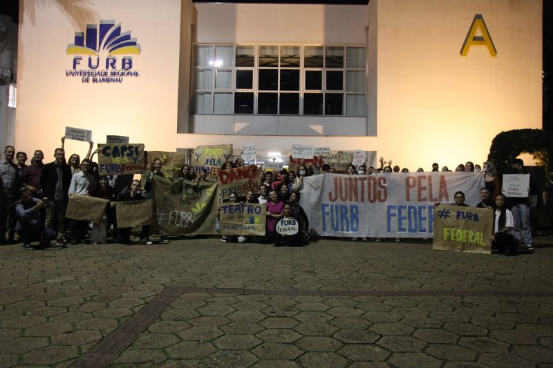 Manifesta&ccedil;&atilde;o em favor da federaliza&ccedil;&atilde;o da Furb realizada por estudantes em abril. – Foto: Redes sociais/FURB/ND